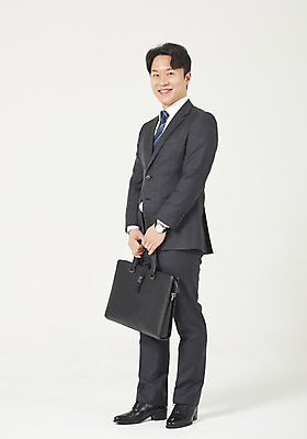 포토 JPG 스튜디오촬영 전신 남자 맨라이프 서류가방 모션 실내 한명 서기 들기 누끼 정장 성인 옆모습 30대 한국인 비즈니스맨 자신감 흰배경 정장구두 성인남자한명만 국내포토 1 라이프스타일 옷 감정 구두 뷰포인트 백그라운드 가방 비즈니스 사람 동양인 내부 장년 흰색 직장인 남자한명만 성인남자만 파일형식