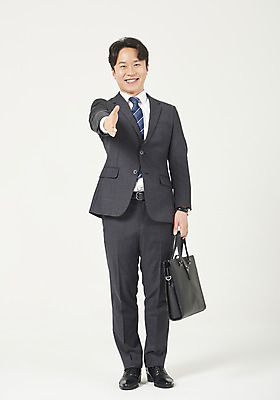 포토 JPG 스튜디오촬영 전신 남자 맨라이프 서류가방 모션 악수 실내 한명 서기 미소 들기 누끼 정장 성인 앞모습 30대 한국인 비즈니스맨 자신감 흰배경 정장구두 손뻗기 성인남자한명만 국내포토 1 라이프스타일 옷 감정 구두 뷰포인트 백그라운드 가방 비즈니스 표정 사람 동양인 손짓 내부 장년 흰색 직장인 남자한명만 성인남자만 파일형식
