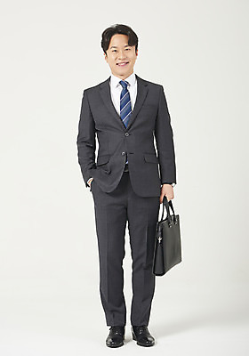 포토 JPG 스튜디오촬영 전신 남자 맨라이프 서류가방 모션 실내 한명 서기 미소 들기 누끼 정장 성인 앞모습 30대 한국인 비즈니스맨 자신감 흰배경 주머니손 정장구두 성인남자한명만 국내포토 1 라이프스타일 옷 감정 구두 뷰포인트 백그라운드 가방 비즈니스 표정 사람 동양인 내부 장년 흰색 직장인 남자한명만 성인남자만 파일형식