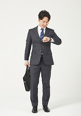 포토 JPG 스튜디오촬영 전신 응시 남자 맨라이프 서류가방 모션 실내 한명 서기 미소 들기 누끼 정장 성인 앞모습 30대 한국인 비즈니스맨 자신감 손목시계 확인 흰배경 약속 정장구두 성인남자한명만 국내포토 1 라이프스타일 시선 옷 감정 구두 뷰포인트 시계 백그라운드 가방 비즈니스 장신구 표정 사람 동양인 내부 장년 흰색 직장인 남자한명만 성인남자만 파일형식