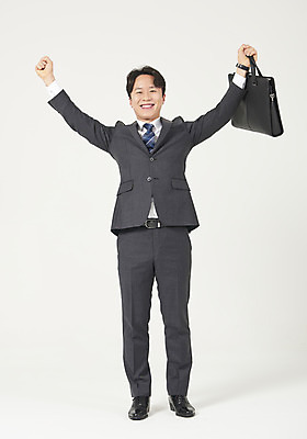 포토 JPG 스튜디오촬영 전신 남자 맨라이프 서류가방 모션 성공 실내 한명 서기 미소 들기 누끼 정장 성인 앞모습 30대 손들기 파이팅 한국인 비즈니스맨 자신감 흰배경 정장구두 성인남자한명만 국내포토 1 라이프스타일 옷 감정 구두 뷰포인트 백그라운드 컨셉 가방 비즈니스 표정 사람 동양인 내부 장년 흰색 직장인 남자한명만 성인남자만 파일형식