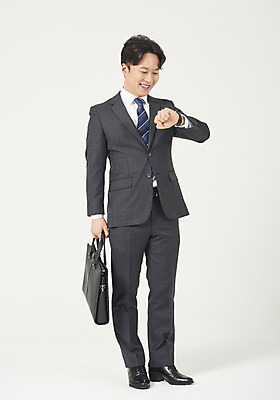 포토 JPG 스튜디오촬영 전신 응시 남자 맨라이프 서류가방 모션 실내 한명 서기 미소 들기 누끼 정장 성인 앞모습 30대 한국인 비즈니스맨 자신감 손목시계 확인 흰배경 약속 정장구두 성인남자한명만 국내포토 1 라이프스타일 시선 옷 감정 구두 뷰포인트 시계 백그라운드 가방 비즈니스 장신구 표정 사람 동양인 내부 장년 흰색 직장인 남자한명만 성인남자만 파일형식