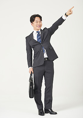 포토 JPG 스튜디오촬영 전신 응시 남자 맨라이프 서류가방 모션 성공 실내 한명 서기 미소 들기 누끼 정장 성인 앞모습 30대 한국인 가리킴 비즈니스맨 자신감 흰배경 정장구두 성인남자한명만 국내포토 1 라이프스타일 시선 옷 감정 구두 뷰포인트 백그라운드 컨셉 가방 비즈니스 표정 사람 동양인 손짓 내부 장년 흰색 직장인 남자한명만 성인남자만 파일형식