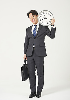 포토 JPG 스튜디오촬영 전신 남자 시계 맨라이프 서류가방 모션 실내 한명 서기 미소 들기 누끼 정장 성인 앞모습 30대 한국인 시간 비즈니스맨 자신감 흰배경 출근 정장구두 9시 성인남자한명만 주52시간근무제 국내포토 1 라이프스타일 옷 감정 구두 뷰포인트 백그라운드 가방 비즈니스 표정 사람 동양인 내부 장년 흰색 직장인 사회이슈 출퇴근 남자한명만 성인남자만 파일형식