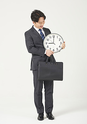 포토 JPG 스튜디오촬영 전신 응시 남자 시계 맨라이프 서류가방 모션 실내 한명 서기 들기 누끼 정장 성인 앞모습 30대 한국인 시간 비즈니스맨 자신감 흰배경 출근 정장구두 9시 성인남자한명만 주52시간근무제 국내포토 1 라이프스타일 시선 옷 감정 구두 뷰포인트 백그라운드 가방 비즈니스 사람 동양인 내부 장년 흰색 직장인 사회이슈 출퇴근 남자한명만 성인남자만 파일형식