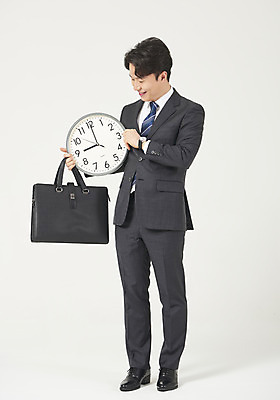 포토 JPG 스튜디오촬영 전신 응시 남자 시계 맨라이프 서류가방 모션 실내 한명 서기 미소 들기 누끼 정장 성인 앞모습 30대 한국인 시간 비즈니스맨 자신감 흰배경 출근 정장구두 9시 성인남자한명만 주52시간근무제 국내포토 1 라이프스타일 시선 옷 감정 구두 뷰포인트 백그라운드 가방 비즈니스 표정 사람 동양인 내부 장년 흰색 직장인 사회이슈 출퇴근 남자한명만 성인남자만 파일형식