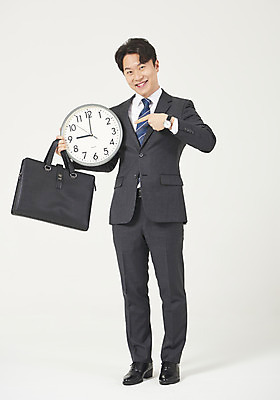 포토 JPG 스튜디오촬영 전신 남자 시계 맨라이프 서류가방 모션 실내 한명 서기 미소 들기 누끼 정장 성인 앞모습 30대 한국인 가리킴 시간 비즈니스맨 자신감 흰배경 출근 정장구두 9시 성인남자한명만 주52시간근무제 국내포토 1 라이프스타일 옷 감정 구두 뷰포인트 백그라운드 가방 비즈니스 표정 사람 동양인 손짓 내부 장년 흰색 직장인 사회이슈 출퇴근 남자한명만 성인남자만 파일형식