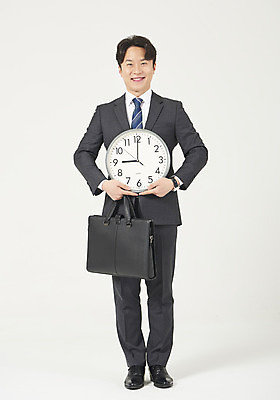 포토 JPG 스튜디오촬영 전신 남자 시계 맨라이프 서류가방 모션 실내 한명 서기 미소 들기 누끼 정장 성인 앞모습 30대 한국인 시간 비즈니스맨 자신감 흰배경 출근 정장구두 9시 성인남자한명만 주52시간근무제 국내포토 1 라이프스타일 옷 감정 구두 뷰포인트 백그라운드 가방 비즈니스 표정 사람 동양인 내부 장년 흰색 직장인 사회이슈 출퇴근 남자한명만 성인남자만 파일형식