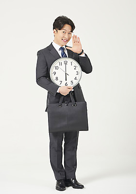 포토 JPG 스튜디오촬영 전신 남자 시계 맨라이프 서류가방 모션 실내 한명 서기 미소 들기 누끼 정장 손짓 성인 앞모습 30대 외침 한국인 시간 비즈니스맨 자신감 흰배경 정장구두 6시 성인남자한명만 주52시간근무제 칼퇴근 국내포토 1 라이프스타일 옷 감정 구두 뷰포인트 백그라운드 가방 비즈니스 표정 사람 동양인 내부 장년 소리 흰색 직장인 사회이슈 퇴근 남자한명만 성인남자만 파일형식