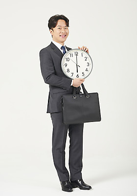 포토 JPG 스튜디오촬영 전신 남자 시계 맨라이프 서류가방 모션 실내 한명 서기 미소 들기 누끼 정장 성인 앞모습 30대 한국인 시간 비즈니스맨 자신감 흰배경 정장구두 6시 성인남자한명만 주52시간근무제 칼퇴근 국내포토 1 라이프스타일 옷 감정 구두 뷰포인트 백그라운드 가방 비즈니스 표정 사람 동양인 내부 장년 흰색 직장인 사회이슈 퇴근 남자한명만 성인남자만 파일형식