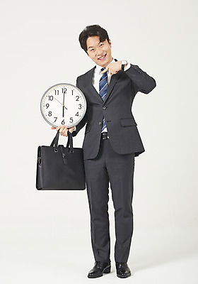 포토 JPG 스튜디오촬영 전신 남자 시계 맨라이프 서류가방 모션 실내 한명 서기 미소 들기 누끼 정장 성인 앞모습 30대 한국인 가리킴 시간 비즈니스맨 자신감 흰배경 정장구두 6시 성인남자한명만 주52시간근무제 칼퇴근 국내포토 1 라이프스타일 옷 감정 구두 뷰포인트 백그라운드 가방 비즈니스 표정 사람 동양인 손짓 내부 장년 흰색 직장인 사회이슈 퇴근 남자한명만 성인남자만 파일형식