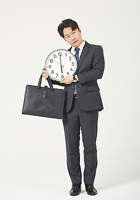 포토 JPG 스튜디오촬영 전신 남자 시계 맨라이프 서류가방 모션 스트레스 실내 피곤 한명 서기 들기 누끼 정장 성인 앞모습 30대 한국인 슬픔 시간 비즈니스맨 흰배경 정장구두 6시 우울증 성인남자한명만 주52시간근무제 칼퇴근 국내포토 1 라이프스타일 옷 감정 구두 뷰포인트 백그라운드 컨셉 가방 비즈니스 사람 동양인 내부 장년 흰색 직장인 질병 사회이슈 퇴근 남자한명만 성인남자만 파일형식