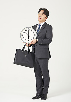 포토 JPG 스튜디오촬영 전신 남자 시계 맨라이프 서류가방 모션 스트레스 실내 피곤 한명 서기 들기 누끼 정장 성인 옆모습 30대 한국인 슬픔 시간 비즈니스맨 흰배경 정장구두 6시 우울증 힘듦 성인남자한명만 주52시간근무제 칼퇴근 국내포토 1 라이프스타일 옷 감정 구두 뷰포인트 백그라운드 컨셉 가방 비즈니스 사람 동양인 내부 장년 흰색 직장인 질병 사회이슈 퇴근 남자한명만 성인남자만 파일형식