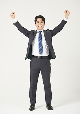 포토 JPG 스튜디오촬영 전신 남자 맨라이프 모션 성공 실내 한명 서기 미소 누끼 정장 성인 앞모습 30대 파이팅 주먹 한국인 비즈니스맨 자신감 흰배경 정장구두 성인남자한명만 국내포토 1 라이프스타일 옷 감정 구두 뷰포인트 백그라운드 컨셉 비즈니스 표정 사람 동양인 내부 장년 흰색 직장인 남자한명만 성인남자만 파일형식