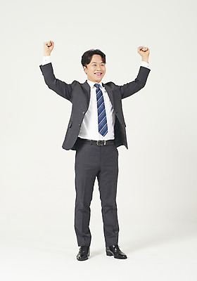 포토 JPG 스튜디오촬영 전신 남자 맨라이프 모션 성공 실내 한명 서기 미소 누끼 정장 성인 앞모습 30대 파이팅 주먹 한국인 비즈니스맨 자신감 흰배경 정장구두 성인남자한명만 국내포토 1 라이프스타일 옷 감정 구두 뷰포인트 백그라운드 컨셉 비즈니스 표정 사람 동양인 내부 장년 흰색 직장인 남자한명만 성인남자만 파일형식