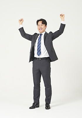 포토 JPG 스튜디오촬영 전신 남자 맨라이프 모션 성공 실내 한명 서기 미소 누끼 정장 성인 앞모습 30대 파이팅 주먹 한국인 비즈니스맨 자신감 흰배경 정장구두 성인남자한명만 국내포토 1 라이프스타일 옷 감정 구두 뷰포인트 백그라운드 컨셉 비즈니스 표정 사람 동양인 내부 장년 흰색 직장인 남자한명만 성인남자만 파일형식