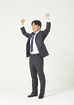 포토 JPG 스튜디오촬영 전신 응시 남자 맨라이프 모션 성공 실내 한명 서기 미소 누끼 정장 성인 옆모습 30대 파이팅 주먹 한국인 비즈니스맨 자신감 흰배경 정장구두 성인남자한명만 국내포토 1 라이프스타일 시선 옷 감정 구두 뷰포인트 백그라운드 컨셉 비즈니스 표정 사람 동양인 내부 장년 흰색 직장인 남자한명만 성인남자만 파일형식