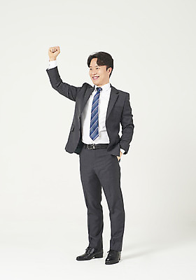 포토 JPG 스튜디오촬영 전신 남자 맨라이프 모션 성공 실내 한명 서기 미소 누끼 정장 성인 옆모습 30대 손들기 파이팅 주먹 한국인 비즈니스맨 자신감 흰배경 주머니손 정장구두 성인남자한명만 국내포토 1 라이프스타일 옷 감정 구두 뷰포인트 백그라운드 컨셉 비즈니스 표정 사람 동양인 내부 장년 흰색 직장인 남자한명만 성인남자만 파일형식