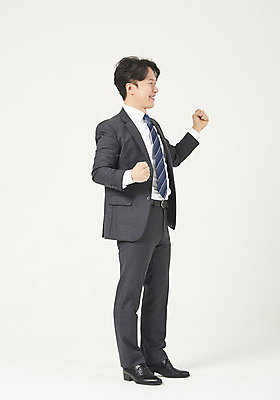포토 JPG 스튜디오촬영 전신 응시 남자 맨라이프 모션 성공 실내 한명 서기 미소 누끼 정장 성인 옆모습 30대 파이팅 주먹 한국인 비즈니스맨 자신감 흰배경 정장구두 성인남자한명만 국내포토 1 라이프스타일 시선 옷 감정 구두 뷰포인트 백그라운드 컨셉 비즈니스 표정 사람 동양인 내부 장년 흰색 직장인 남자한명만 성인남자만 파일형식