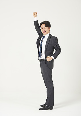 포토 JPG 스튜디오촬영 전신 남자 맨라이프 모션 성공 실내 한명 서기 미소 누끼 정장 성인 옆모습 30대 파이팅 주먹 한국인 비즈니스맨 자신감 흰배경 정장구두 성인남자한명만 국내포토 1 라이프스타일 옷 감정 구두 뷰포인트 백그라운드 컨셉 비즈니스 표정 사람 동양인 내부 장년 흰색 직장인 남자한명만 성인남자만 파일형식