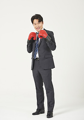 포토 JPG 스튜디오촬영 전신 남자 맨라이프 모션 성공 실내 한명 서기 미소 누끼 정장 성인 옆모습 30대 한국인 권투글러브 비즈니스맨 자신감 흰배경 정장구두 성인남자한명만 국내포토 1 라이프스타일 옷 감정 구두 뷰포인트 백그라운드 컨셉 비즈니스 표정 사람 동양인 내부 장년 글러브 흰색 직장인 남자한명만 성인남자만 파일형식