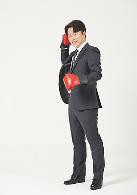 포토 JPG 스튜디오촬영 전신 남자 맨라이프 모션 성공 실내 한명 서기 미소 누끼 정장 성인 옆모습 30대 한국인 권투글러브 비즈니스맨 자신감 흰배경 정장구두 성인남자한명만 국내포토 1 라이프스타일 옷 감정 구두 뷰포인트 백그라운드 컨셉 비즈니스 표정 사람 동양인 내부 장년 글러브 흰색 직장인 남자한명만 성인남자만 파일형식