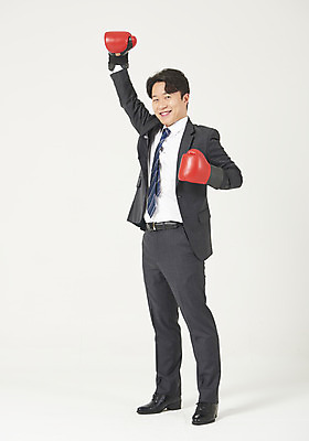 포토 JPG 스튜디오촬영 전신 남자 맨라이프 모션 성공 실내 한명 서기 미소 누끼 정장 성인 옆모습 30대 파이팅 한국인 권투글러브 비즈니스맨 자신감 흰배경 정장구두 성인남자한명만 국내포토 1 라이프스타일 옷 감정 구두 뷰포인트 백그라운드 컨셉 비즈니스 표정 사람 동양인 내부 장년 글러브 흰색 직장인 남자한명만 성인남자만 파일형식