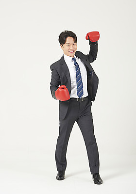 포토 JPG 스튜디오촬영 전신 남자 맨라이프 모션 성공 실내 한명 서기 미소 누끼 정장 성인 앞모습 30대 한국인 권투글러브 비즈니스맨 자신감 흰배경 정장구두 성인남자한명만 국내포토 1 라이프스타일 옷 감정 구두 뷰포인트 백그라운드 컨셉 비즈니스 표정 사람 동양인 내부 장년 글러브 흰색 직장인 남자한명만 성인남자만 파일형식