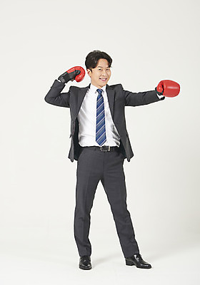 포토 JPG 스튜디오촬영 전신 남자 맨라이프 모션 성공 실내 한명 서기 누끼 정장 성인 앞모습 30대 한국인 권투글러브 비즈니스맨 자신감 흰배경 정장구두 성인남자한명만 국내포토 1 라이프스타일 옷 감정 구두 뷰포인트 백그라운드 컨셉 비즈니스 사람 동양인 내부 장년 글러브 흰색 직장인 남자한명만 성인남자만 파일형식