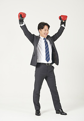 포토 JPG 스튜디오촬영 전신 남자 맨라이프 모션 성공 실내 한명 서기 누끼 정장 성인 옆모습 30대 파이팅 한국인 우승 권투글러브 비즈니스맨 자신감 흰배경 정장구두 성인남자한명만 국내포토 1 라이프스타일 옷 감정 구두 뷰포인트 백그라운드 컨셉 비즈니스 사람 동양인 내부 장년 글러브 흰색 최고 직장인 남자한명만 성인남자만 파일형식