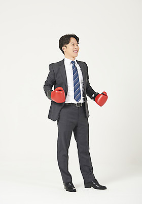 포토 JPG 스튜디오촬영 전신 남자 맨라이프 모션 성공 실내 한명 서기 누끼 정장 성인 옆모습 30대 한국인 권투글러브 비즈니스맨 자신감 흰배경 정장구두 성인남자한명만 국내포토 1 라이프스타일 옷 감정 구두 뷰포인트 백그라운드 컨셉 비즈니스 사람 동양인 내부 장년 글러브 흰색 직장인 남자한명만 성인남자만 파일형식