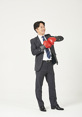 포토 JPG 스튜디오촬영 전신 남자 맨라이프 모션 성공 실내 한명 서기 누끼 정장 성인 옆모습 30대 한국인 권투글러브 비즈니스맨 자신감 흰배경 정장구두 성인남자한명만 국내포토 1 라이프스타일 옷 감정 구두 뷰포인트 백그라운드 컨셉 비즈니스 사람 동양인 내부 장년 글러브 흰색 직장인 남자한명만 성인남자만 파일형식
