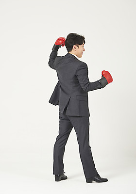 포토 JPG 스튜디오촬영 전신 남자 맨라이프 모션 성공 실내 한명 서기 누끼 정장 성인 뒷모습 30대 한국인 권투글러브 비즈니스맨 자신감 흰배경 정장구두 성인남자한명만 국내포토 1 라이프스타일 옷 감정 구두 뷰포인트 백그라운드 컨셉 비즈니스 사람 동양인 내부 장년 글러브 흰색 직장인 남자한명만 성인남자만 파일형식