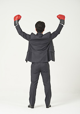 포토 JPG 스튜디오촬영 전신 남자 맨라이프 모션 성공 실내 한명 서기 누끼 정장 성인 뒷모습 30대 파이팅 한국인 우승 권투글러브 비즈니스맨 자신감 흰배경 정장구두 성인남자한명만 국내포토 1 라이프스타일 옷 감정 구두 뷰포인트 백그라운드 컨셉 비즈니스 사람 동양인 내부 장년 글러브 흰색 최고 직장인 남자한명만 성인남자만 파일형식