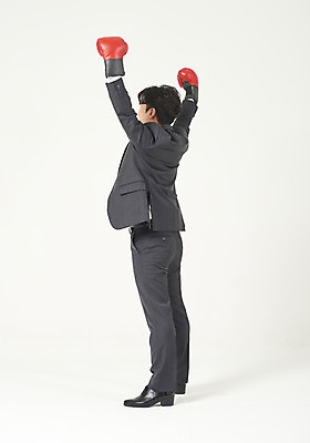 포토 JPG 스튜디오촬영 전신 남자 맨라이프 모션 성공 실내 한명 서기 누끼 정장 성인 옆모습 30대 파이팅 한국인 우승 권투글러브 비즈니스맨 자신감 흰배경 정장구두 성인남자한명만 국내포토 1 라이프스타일 옷 감정 구두 뷰포인트 백그라운드 컨셉 비즈니스 사람 동양인 내부 장년 글러브 흰색 최고 직장인 남자한명만 성인남자만 파일형식