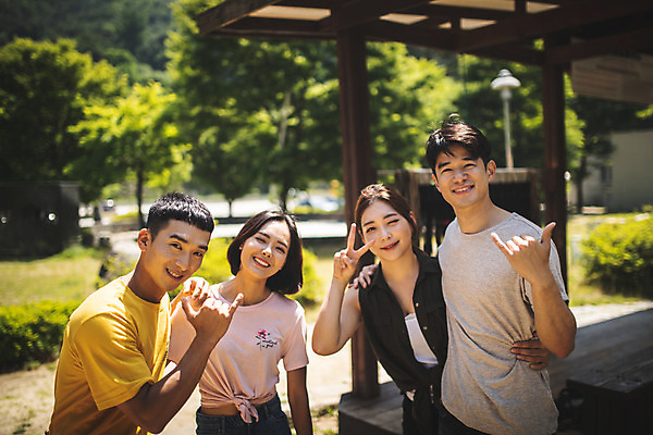 포토 JPG 주간 여자 남자 포즈 레저 어깨동무 서기 미소 사람 손짓 여러명 상반신 20대 성인 야외 앞모습 여름 30대 레포츠 한국인 즐거움 인제군 성인만 짚트랙 액티비티 국내포토 자연요소 계절 감정 뷰포인트 다수 모션 표정 동양인 청년 장년 강원도 파일형식