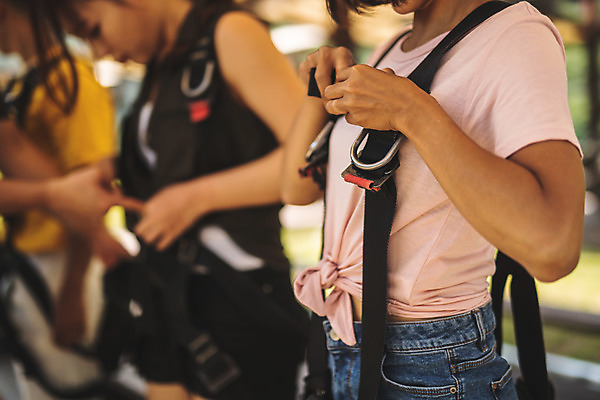 포토 JPG 주간 응시 여자 남자 레저 서기 사람 상반신 20대 성인 야외 옆모습 세명 여름 30대 레포츠 한국인 안전장비 즐거움 인제군 착용 성인만 짚트랙 액티비티 국내포토 자연요소 시선 계절 감정 뷰포인트 모션 안전 동양인 청년 장년 장비 강원도 파일형식