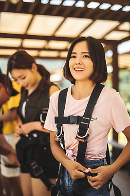 포토 JPG 주간 여자 남자 레저 서기 미소 사람 여러명 상반신 20대 성인 야외 앞모습 옆모습 여름 30대 레포츠 한국인 안전장비 즐거움 인제군 착용 짚트랙 액티비티 국내포토 자연요소 계절 감정 뷰포인트 다수 모션 표정 안전 동양인 청년 장년 장비 강원도 파일형식