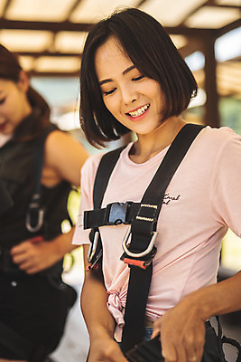 포토 JPG 주간 응시 여자 남자 레저 서기 미소 사람 상반신 20대 성인 야외 두명 앞모습 옆모습 여름 30대 레포츠 한국인 안전장비 즐거움 인제군 착용 성인만 짚트랙 액티비티 국내포토 자연요소 시선 계절 감정 뷰포인트 모션 표정 안전 동양인 청년 장년 장비 강원도 파일형식