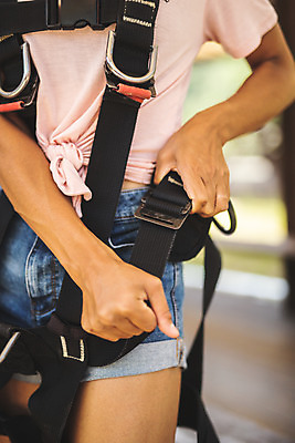 포토 JPG 주간 손 여자 레저 한명 서기 사람 상반신 20대 성인 야외 앞모습 신체부위 여름 레포츠 한국인 안전장비 즐거움 인제군 착용 성인여자한명만 짚트랙 액티비티 국내포토 자연요소 1 계절 감정 뷰포인트 모션 안전 동양인 청년 장비 강원도 여자한명만 성인여자만 파일형식