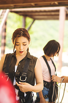 포토 JPG 주간 응시 여자 남자 레저 서기 사람 상반신 20대 성인 야외 앞모습 옆모습 세명 여름 30대 레포츠 한국인 안전장비 즐거움 인제군 착용 성인만 짚트랙 액티비티 국내포토 자연요소 시선 계절 감정 뷰포인트 모션 안전 동양인 청년 장년 장비 강원도 파일형식