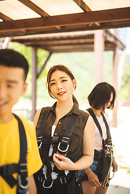 포토 JPG 주간 응시 여자 남자 레저 서기 미소 사람 상반신 20대 성인 야외 앞모습 옆모습 세명 여름 30대 레포츠 한국인 안전장비 즐거움 인제군 성인만 짚트랙 액티비티 국내포토 자연요소 시선 계절 감정 뷰포인트 모션 표정 안전 동양인 청년 장년 장비 강원도 파일형식