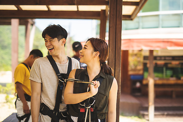 포토 JPG 주간 응시 여자 남자 장난 레저 서기 미소 사람 상반신 20대 성인 야외 앞모습 옆모습 세명 여름 30대 레포츠 한국인 잡기 안전장비 즐거움 수레끌기 인제군 성인만 짚트랙 액티비티 국내포토 자연요소 시선 계절 감정 뷰포인트 모션 표정 안전 동양인 청년 장년 장비 당기기 강원도 파일형식