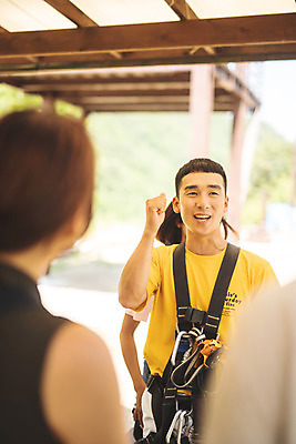 포토 JPG 주간 응시 여자 남자 레저 서기 미소 사람 여러명 상반신 20대 성인 야외 앞모습 뒷모습 여름 30대 레포츠 손들기 파이팅 한국인 안전장비 즐거움 인제군 성인만 짚트랙 액티비티 국내포토 자연요소 시선 계절 감정 뷰포인트 다수 모션 표정 안전 동양인 청년 장년 장비 강원도 파일형식