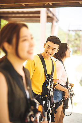 포토 JPG 주간 응시 여자 남자 레저 서기 미소 사람 상반신 20대 성인 야외 옆모습 세명 여름 30대 레포츠 한국인 안전장비 즐거움 인제군 성인만 짚트랙 액티비티 국내포토 자연요소 시선 계절 감정 뷰포인트 모션 표정 안전 동양인 청년 장년 장비 강원도 파일형식