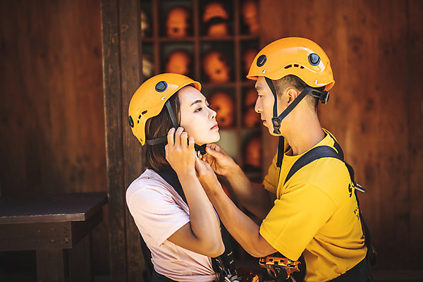 포토 JPG 주간 응시 여자 남자 레저 서기 사람 상반신 20대 성인 야외 두명 옆모습 여름 레포츠 한국인 헬멧 안전장비 즐거움 인제군 성인만 짚트랙 액티비티 국내포토 자연요소 시선 계절 감정 뷰포인트 모션 안전 동양인 청년 장비 보호장비 강원도 파일형식