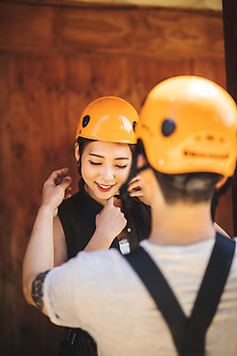 포토 JPG 주간 응시 여자 남자 레저 서기 미소 사람 상반신 성인 야외 두명 앞모습 뒷모습 여름 30대 레포츠 한국인 헬멧 안전장비 즐거움 인제군 착용 성인만 짚트랙 액티비티 국내포토 자연요소 시선 계절 감정 뷰포인트 모션 표정 안전 동양인 장년 장비 보호장비 강원도 파일형식