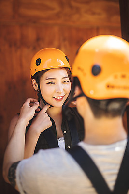 포토 JPG 주간 응시 여자 남자 레저 서기 미소 사람 상반신 성인 야외 두명 앞모습 뒷모습 여름 30대 레포츠 한국인 헬멧 안전장비 즐거움 인제군 착용 성인만 짚트랙 액티비티 국내포토 자연요소 시선 계절 감정 뷰포인트 모션 표정 안전 동양인 장년 장비 보호장비 강원도 파일형식