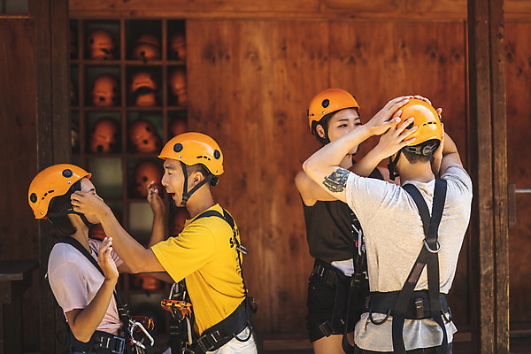 포토 JPG 주간 응시 여자 남자 레저 서기 미소 사람 여러명 상반신 20대 성인 야외 앞모습 옆모습 뒷모습 여름 30대 레포츠 한국인 헬멧 안전장비 즐거움 인제군 착용 성인만 짚트랙 액티비티 국내포토 자연요소 시선 계절 감정 뷰포인트 다수 모션 표정 안전 동양인 청년 장년 장비 보호장비 강원도 파일형식