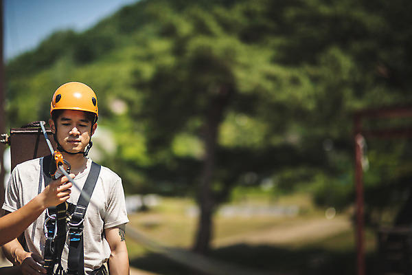 포토 JPG 주간 응시 남자 레저 한명 서기 사람 상반신 성인 야외 앞모습 여름 30대 레포츠 한국인 연결 헬멧 안전장비 즐거움 인제군 성인남자한명만 짚트랙 액티비티 국내포토 자연요소 1 시선 계절 감정 뷰포인트 모션 안전 동양인 장년 장비 보호장비 강원도 남자한명만 성인남자만 파일형식